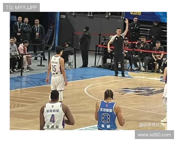 北京轻取青岛麦基砍22分周琦双十表现